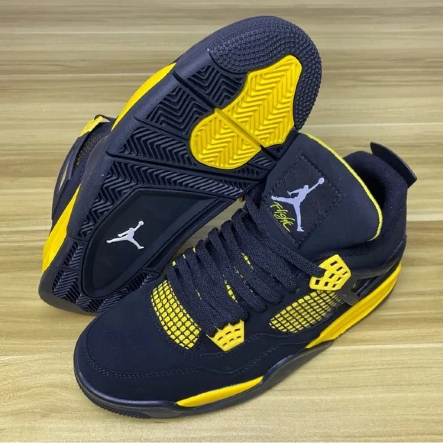 Air Jordan 4 retro Black and Yellow - Size 5.5 image indicator(8)