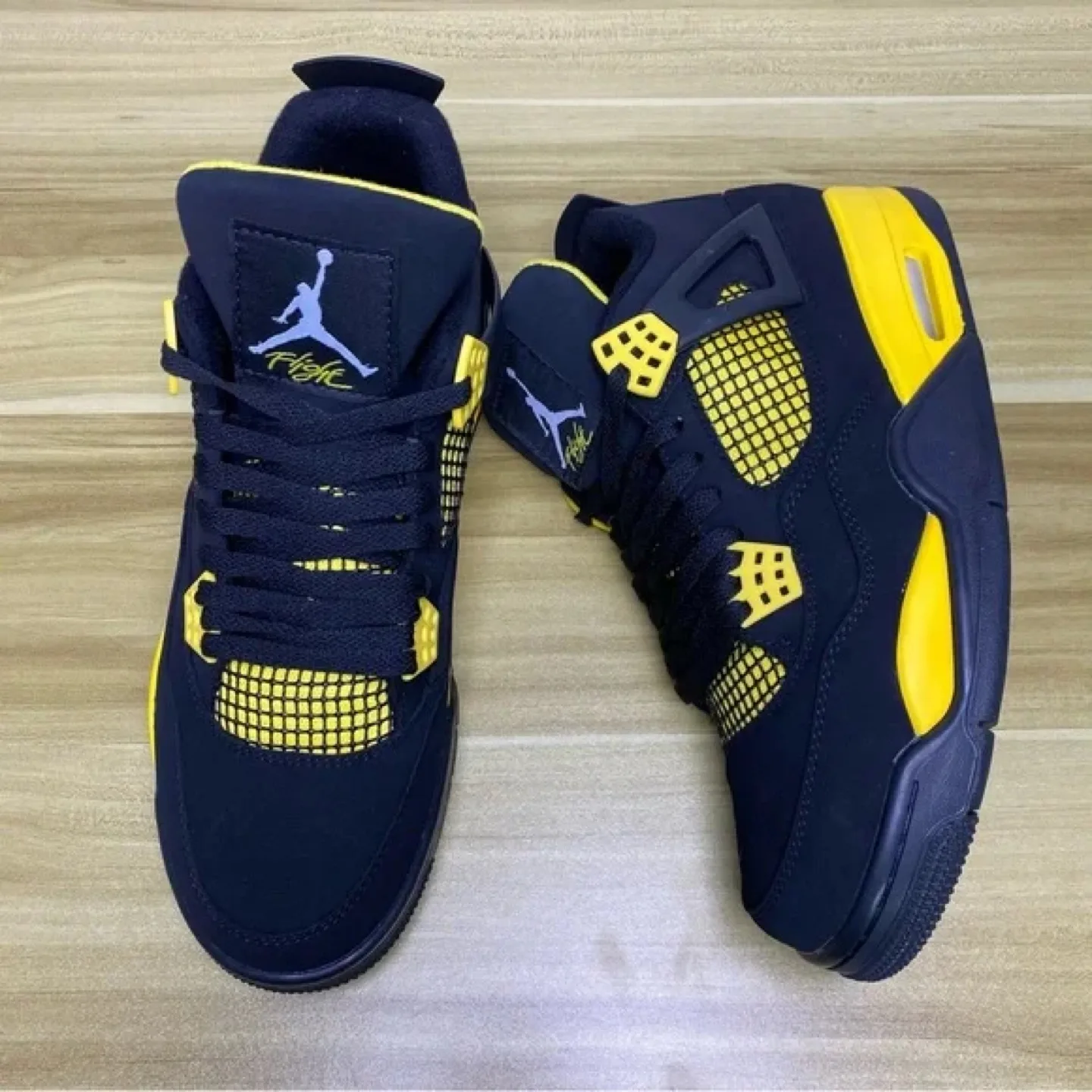 Air Jordan 4 retro Black and Yellow - Size 5.5 image indicator(5)