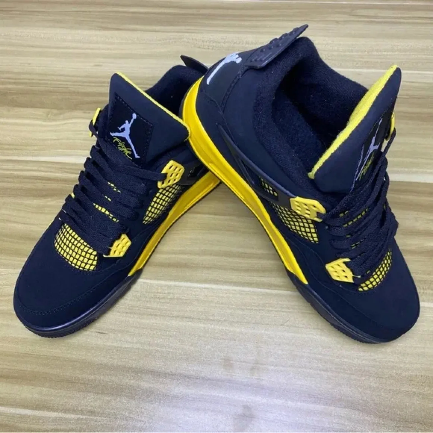 Air Jordan 4 retro Black and Yellow - Size 5.5 image indicator(2)