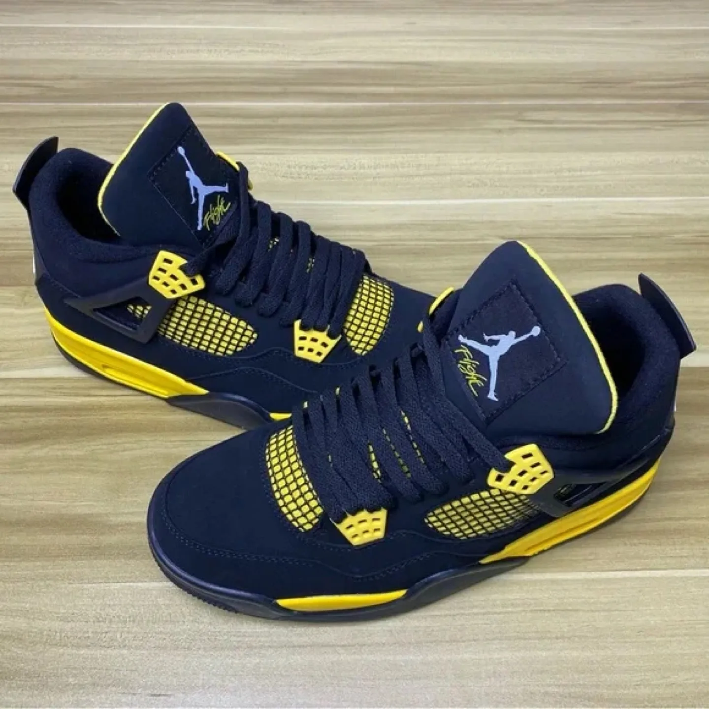 Air Jordan 4 retro Black and Yellow - Size 5.5 image indicator(9)