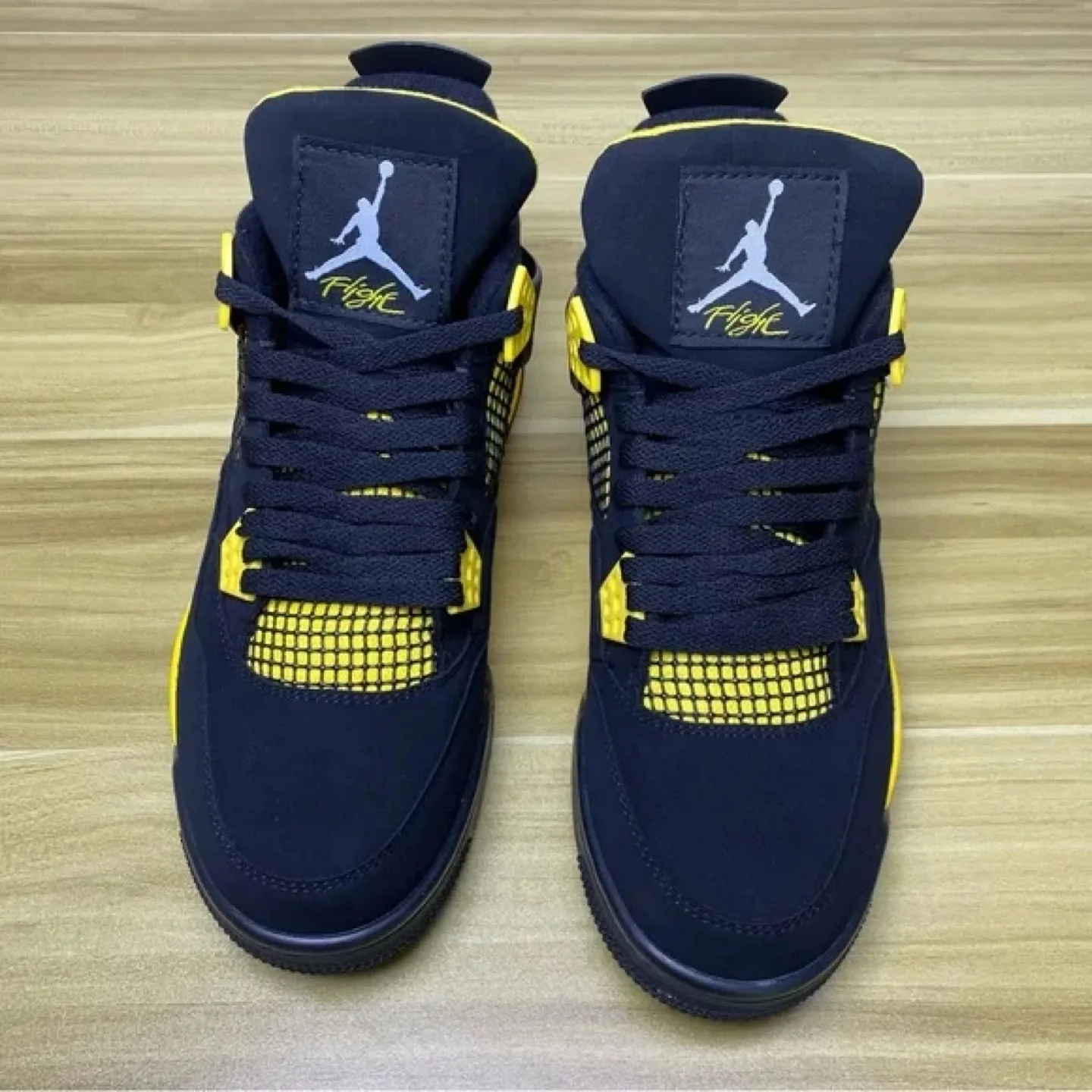 Air Jordan 4 retro Black and Yellow - Size 5.5 image indicator(4)