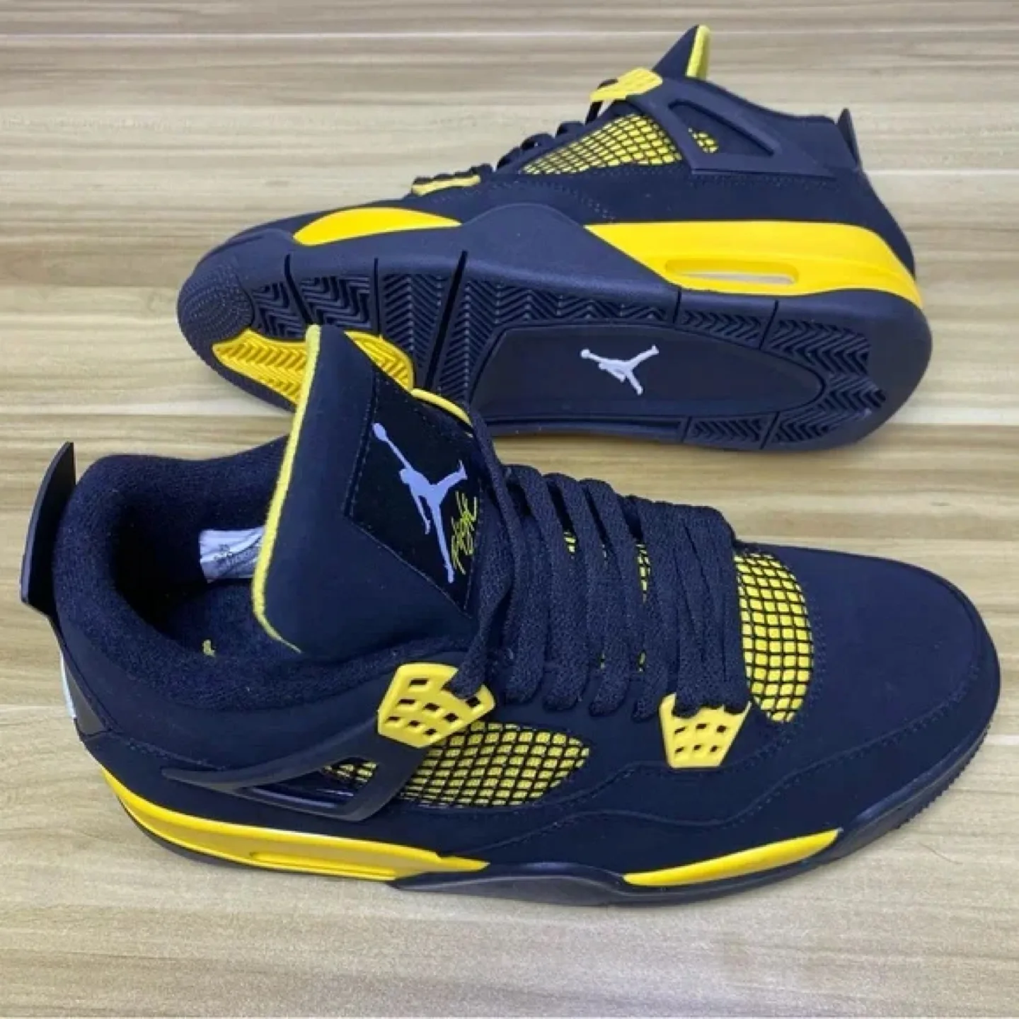Air Jordan 4 retro Black and Yellow - Size 5.5 image indicator(3)