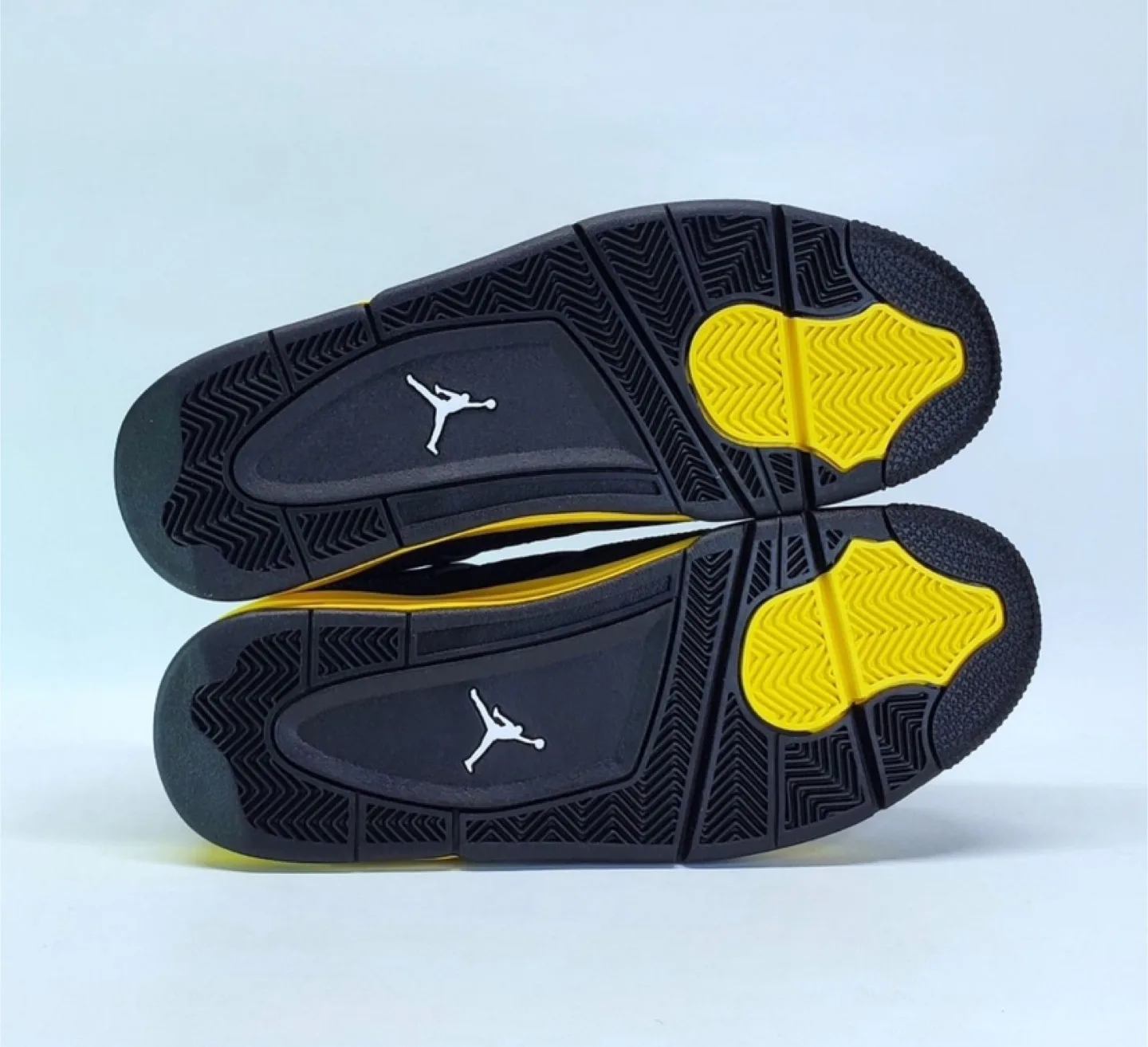 Air Jordan 4 Retro - Black/Yellow size 5.5 image indicator(4)