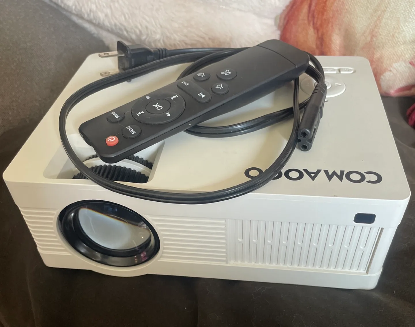 READ DESCRIPTION mini Projector with Remote and power cord thumbnail