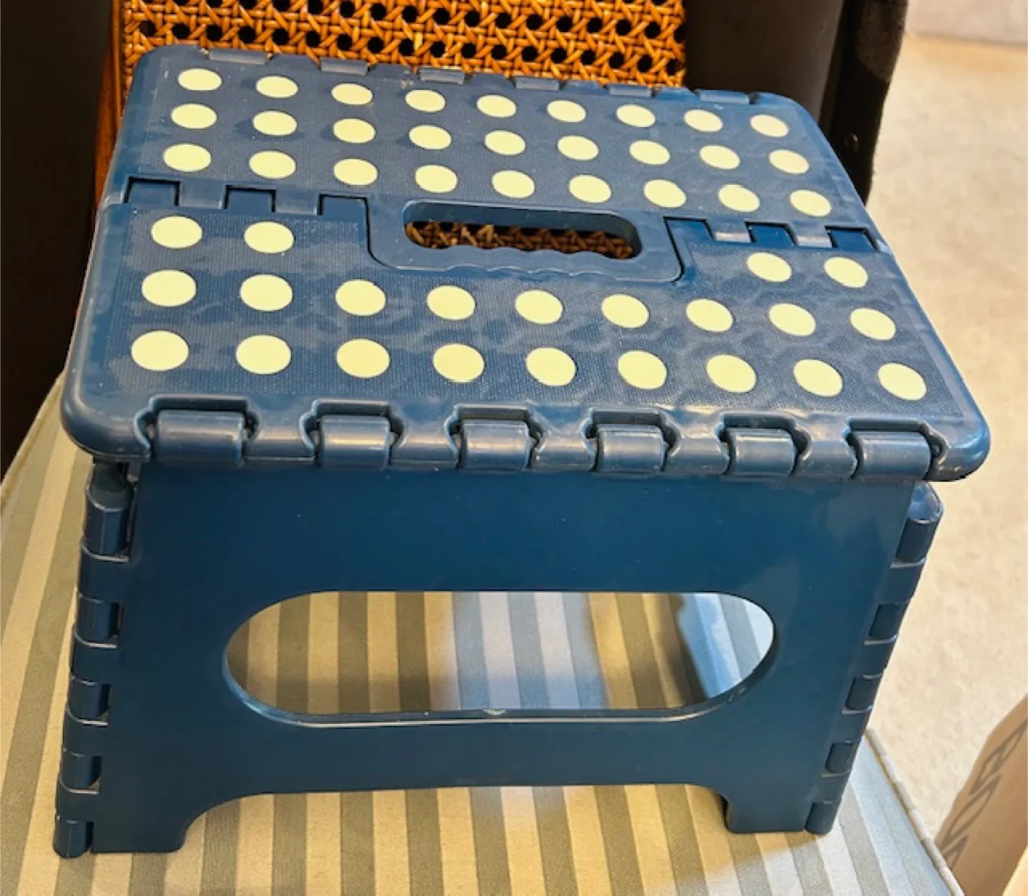 🤩 Collapsible Step Stool thumbnail