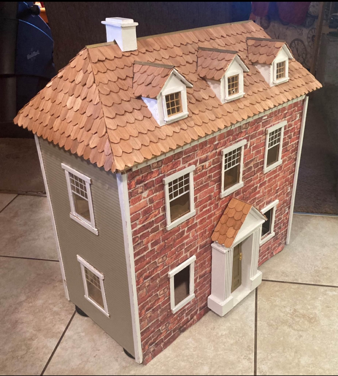 Wooden dollhouse with furniture - photo 2
