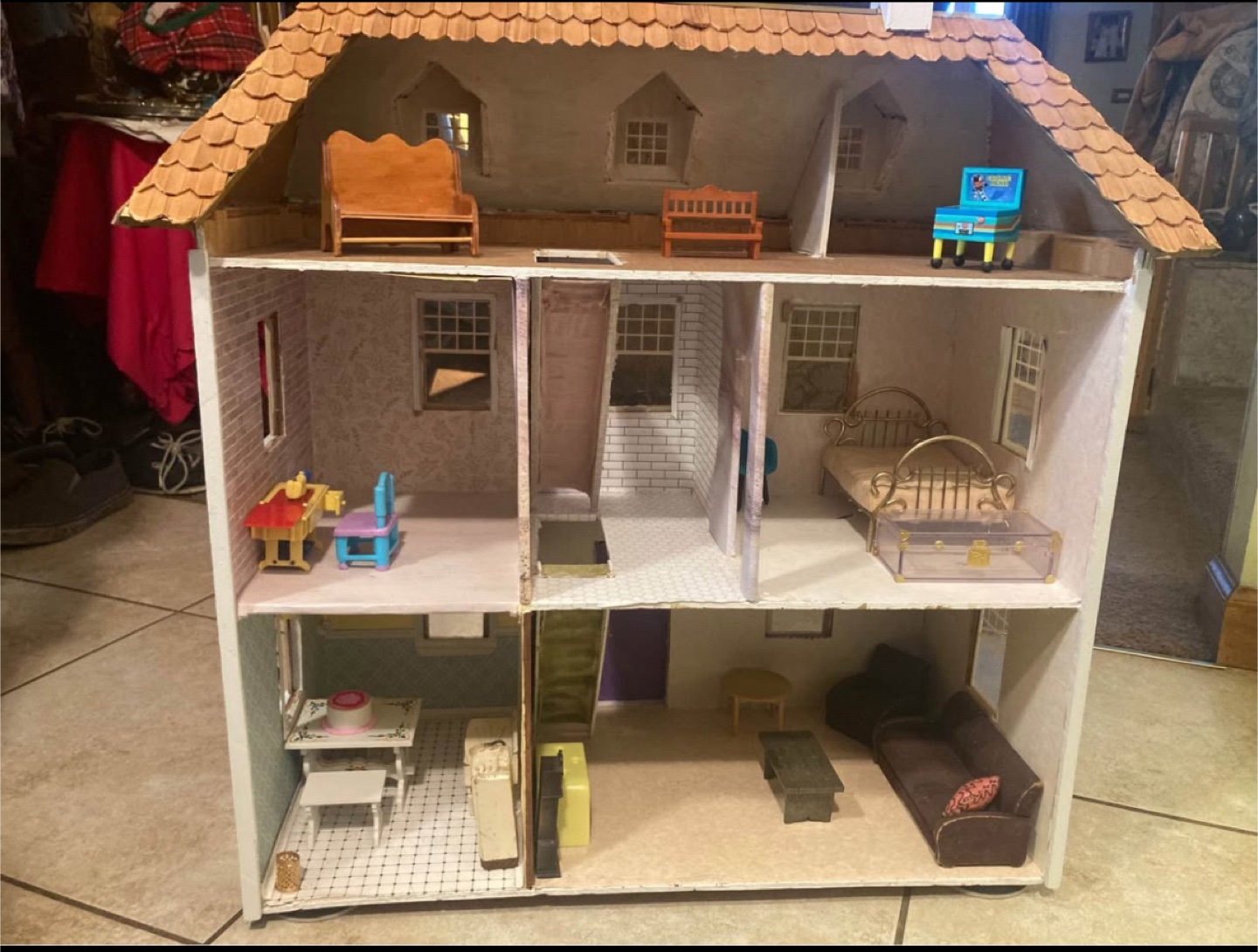 Wooden dollhouse with furniture - photo 5