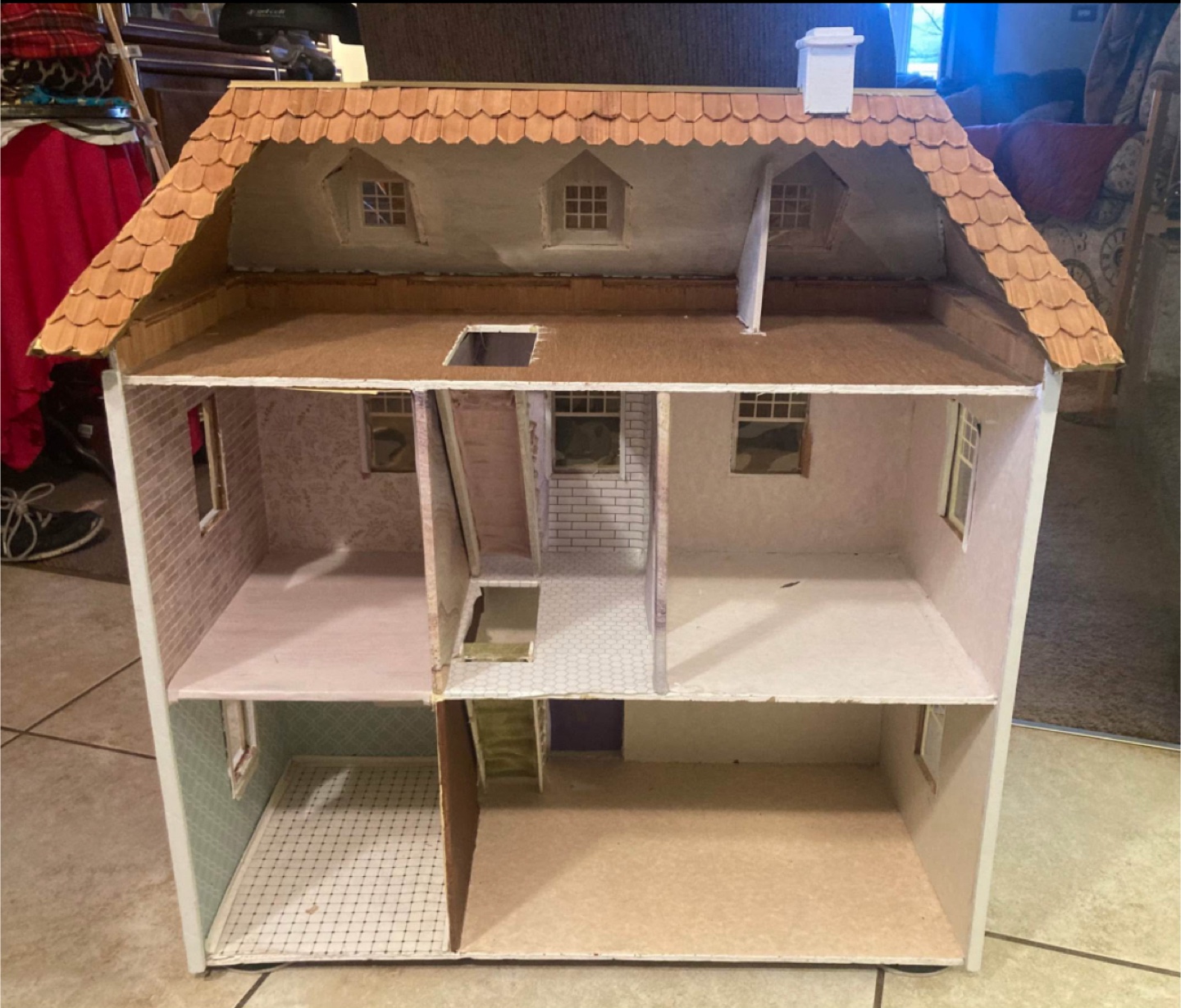 Wooden dollhouse with furniture - photo 4
