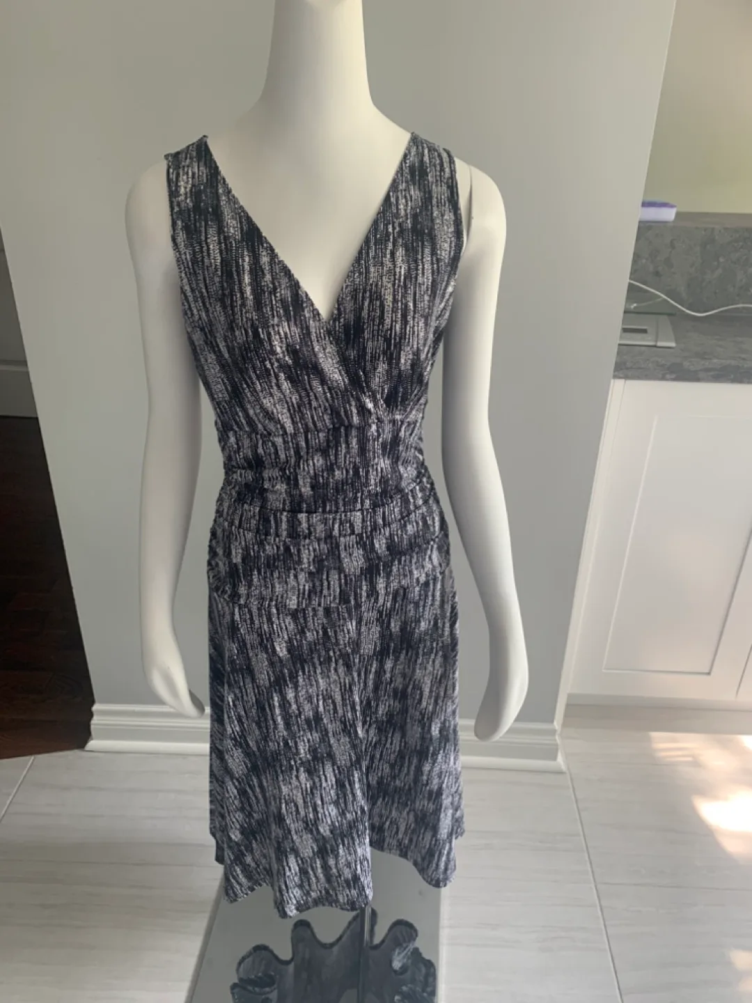 Sleeveless Black and White Dress image indicator(3)