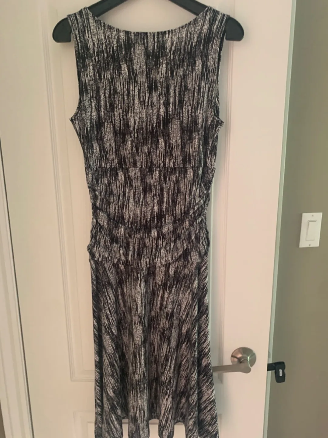 Sleeveless Black and White Dress image indicator(2)