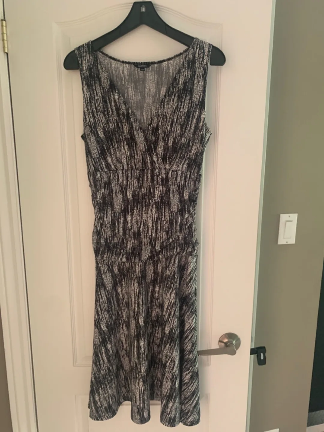 Sleeveless Black and White Dress thumbnail