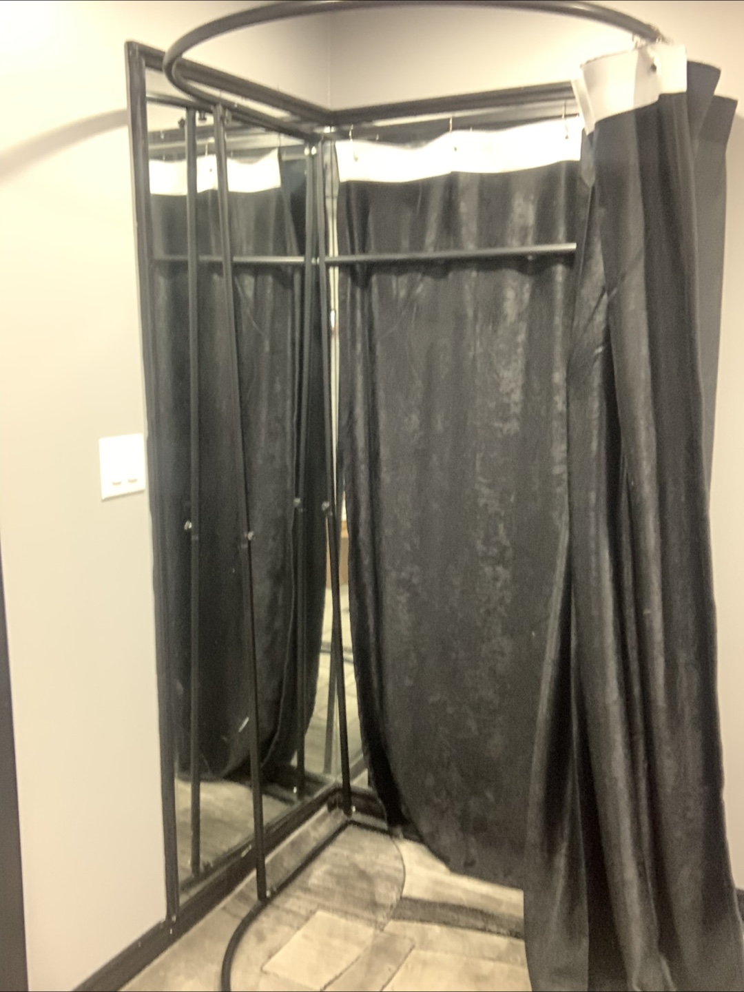 Black changing/fitting room - photo 2
