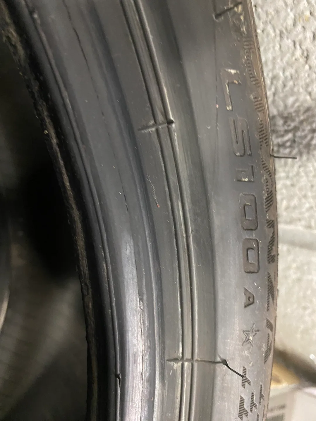 4 Bridgestone Tires - 225/40R19 runflats image indicator(3)