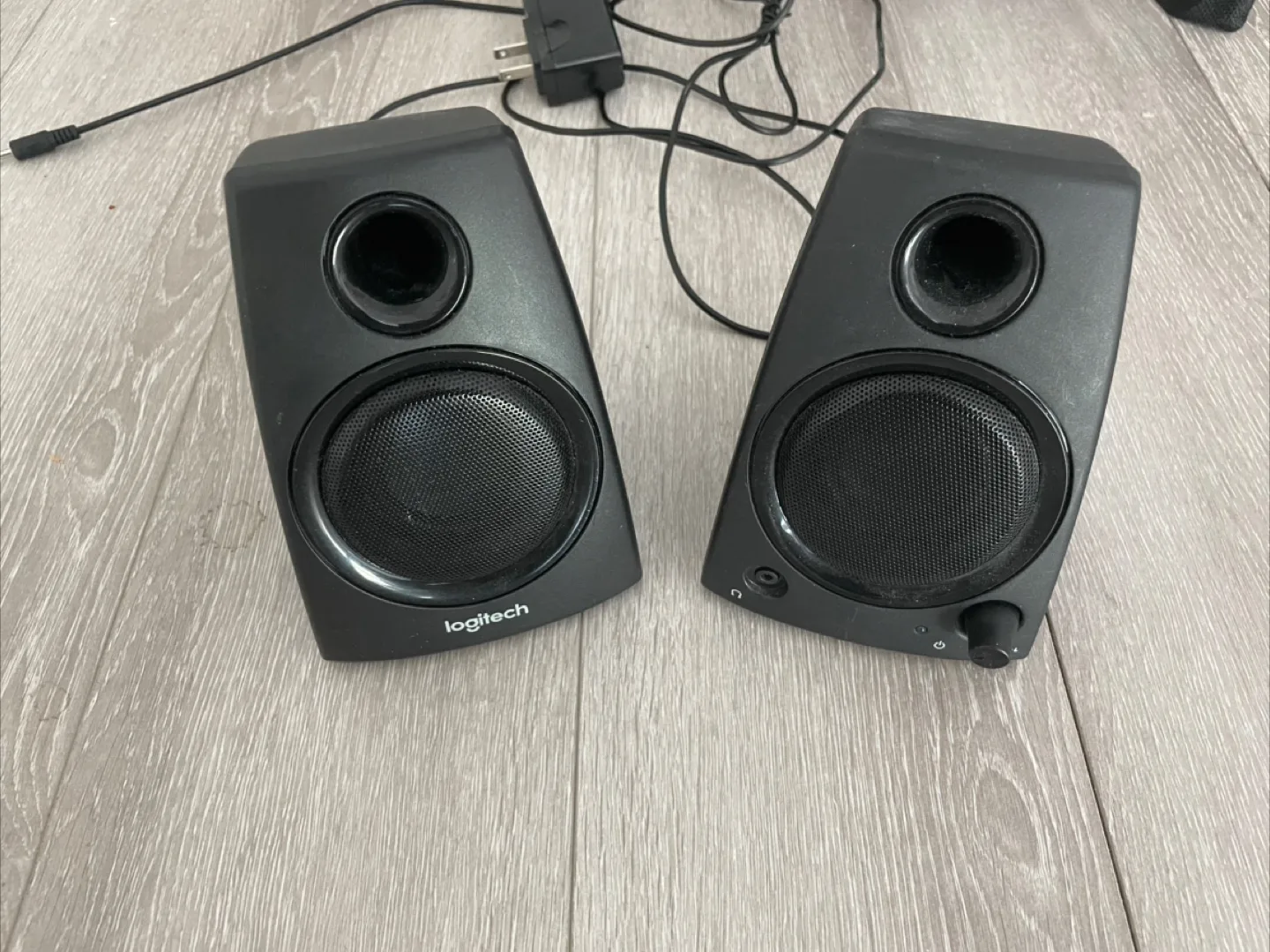 Logitech Stereo Speakers thumbnail