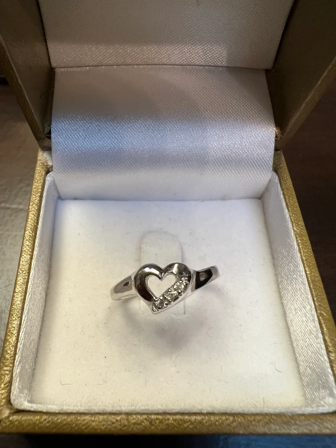 10K White Gold Diamond Ring thumbnail
