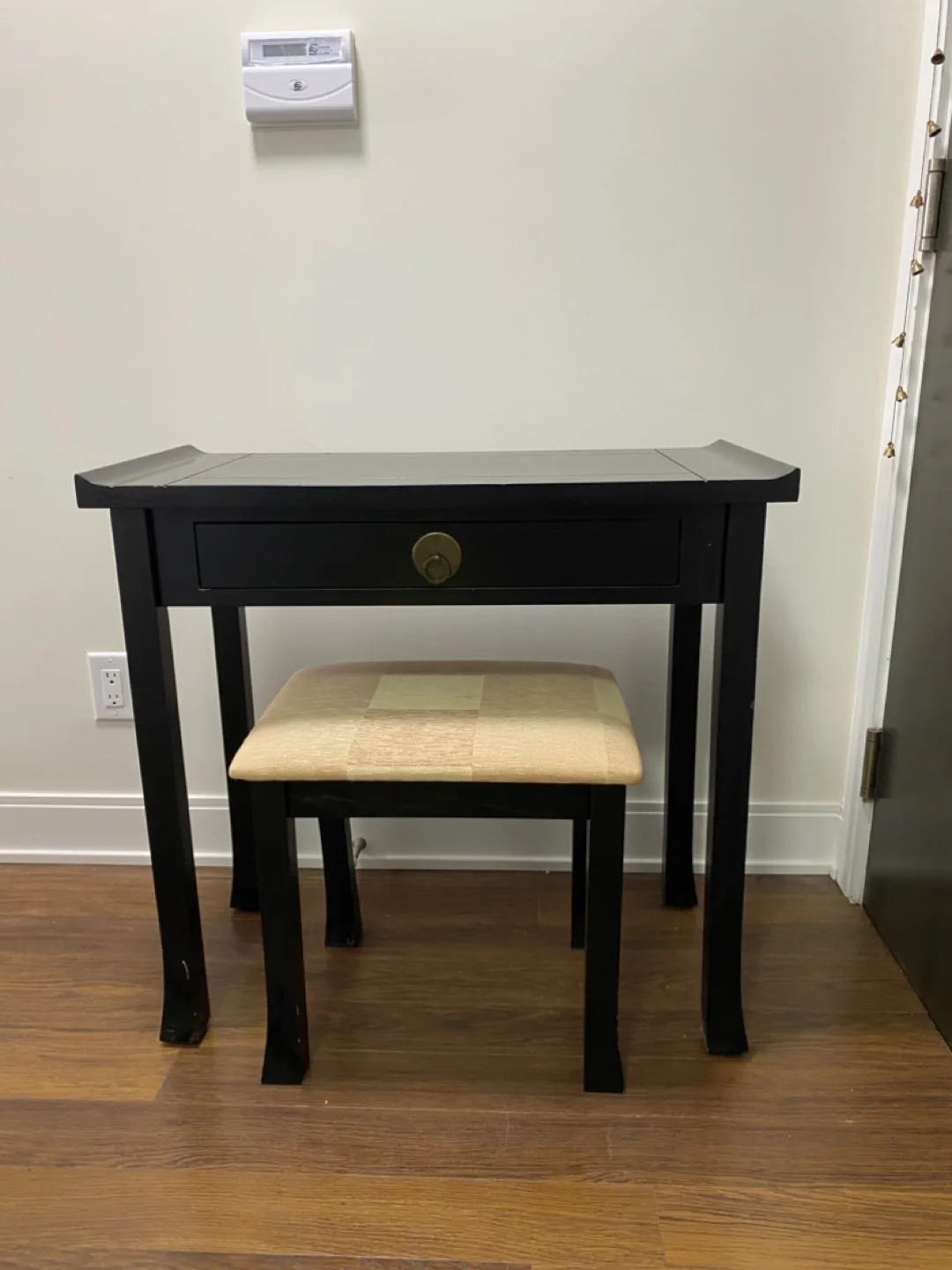 Black Vanity Table Set with Stool and Mirror 🥕 image indicator(4)