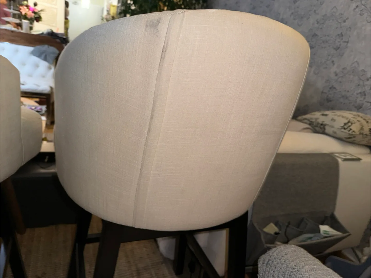 Set of 2 Elegant Bar Stools image indicator(6)