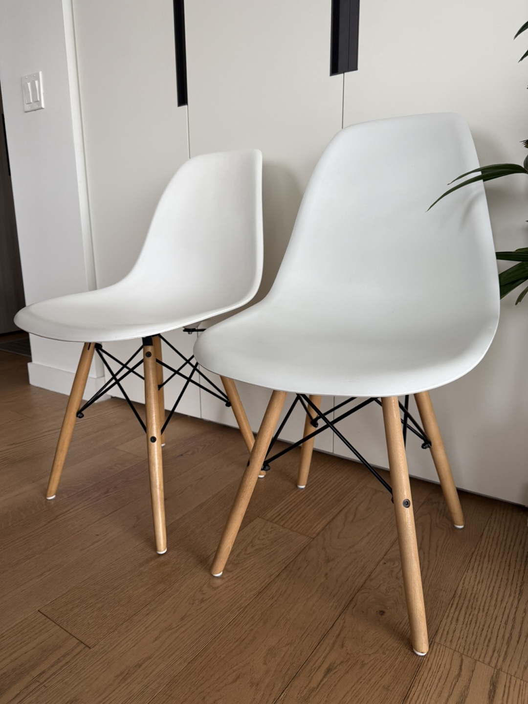 4 White Dining Chairs with Wooden Legs - photo 2