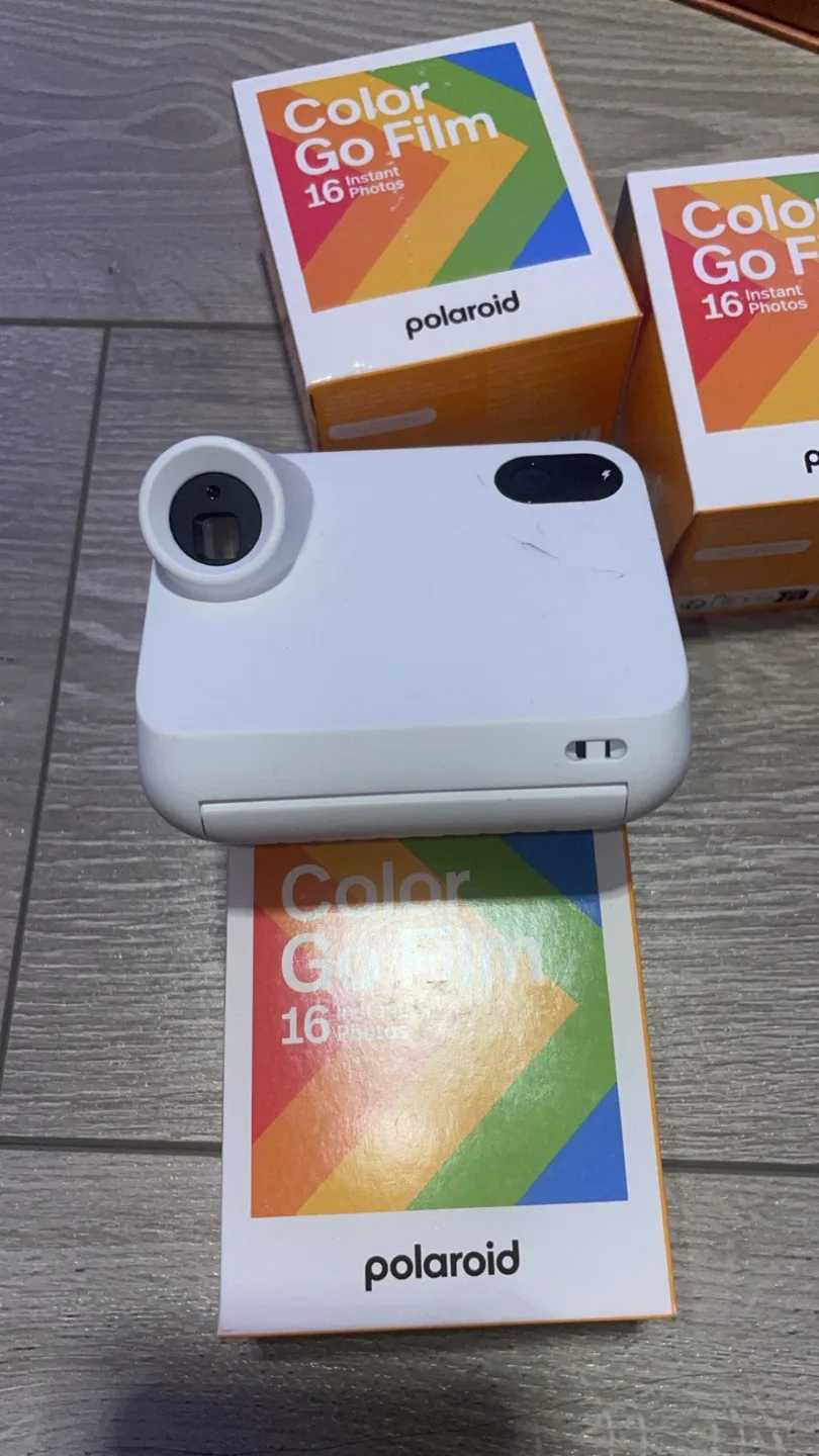 Polaroid Go Instant Camera and Film Bundle image indicator(3)