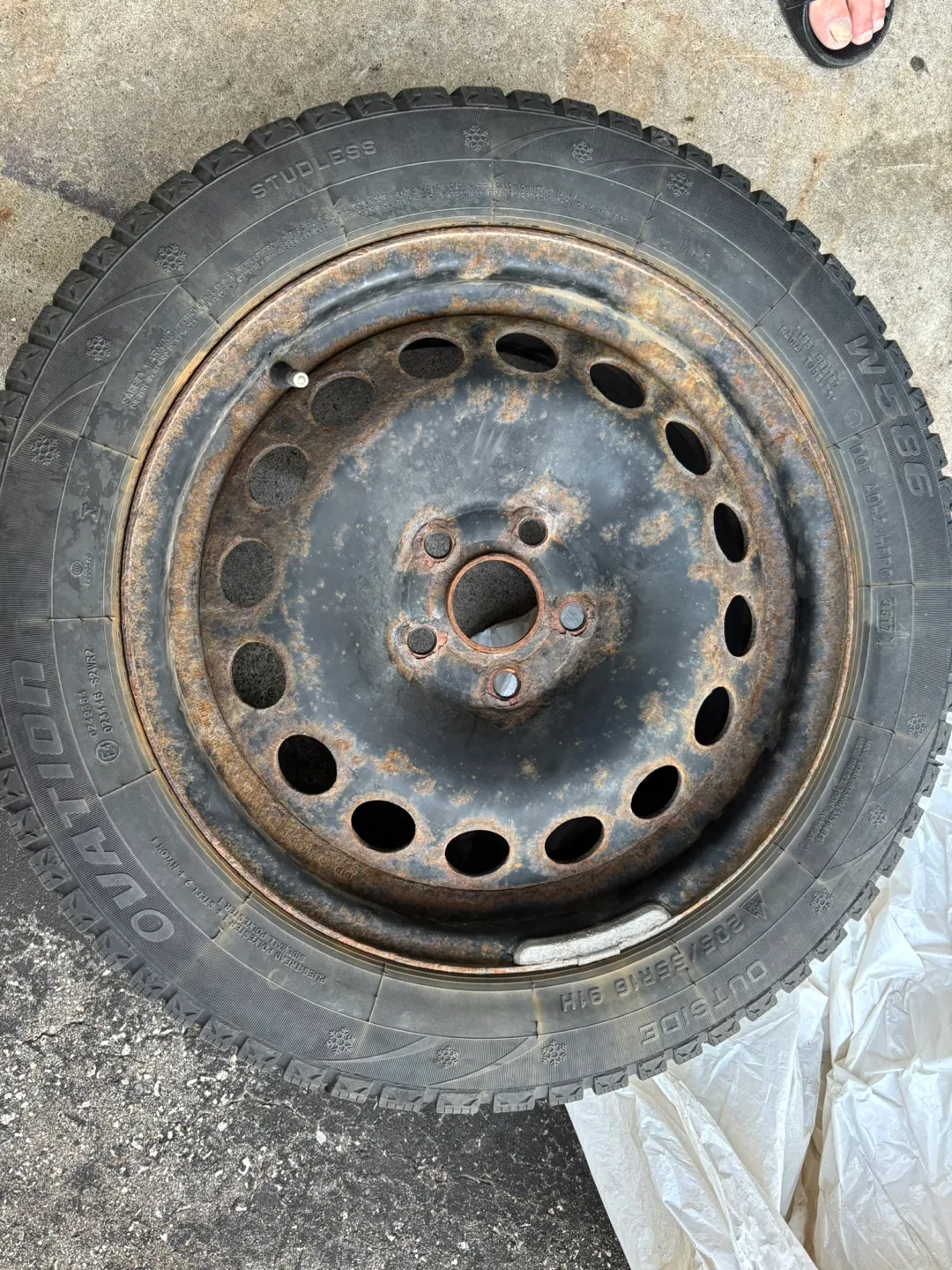 Winter Tire and Rim Set of 4 image indicator(3)