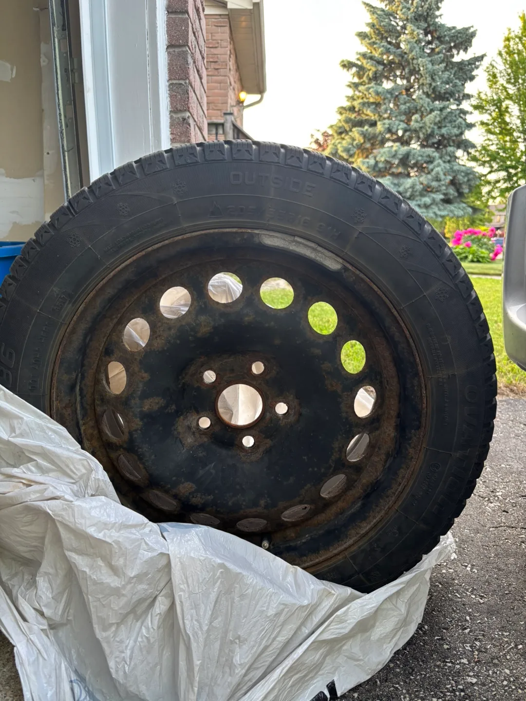 Winter Tire and Rim Set of 4 image indicator(2)