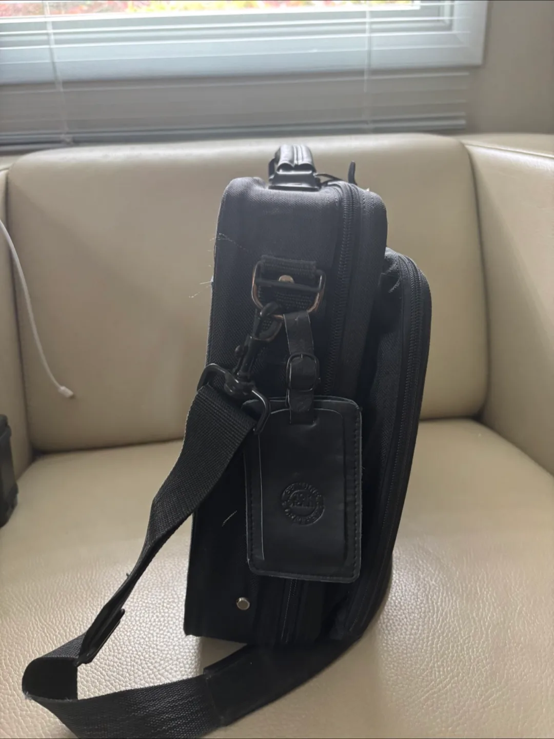 Black Briefcase with Shoulder Strap image indicator(4)