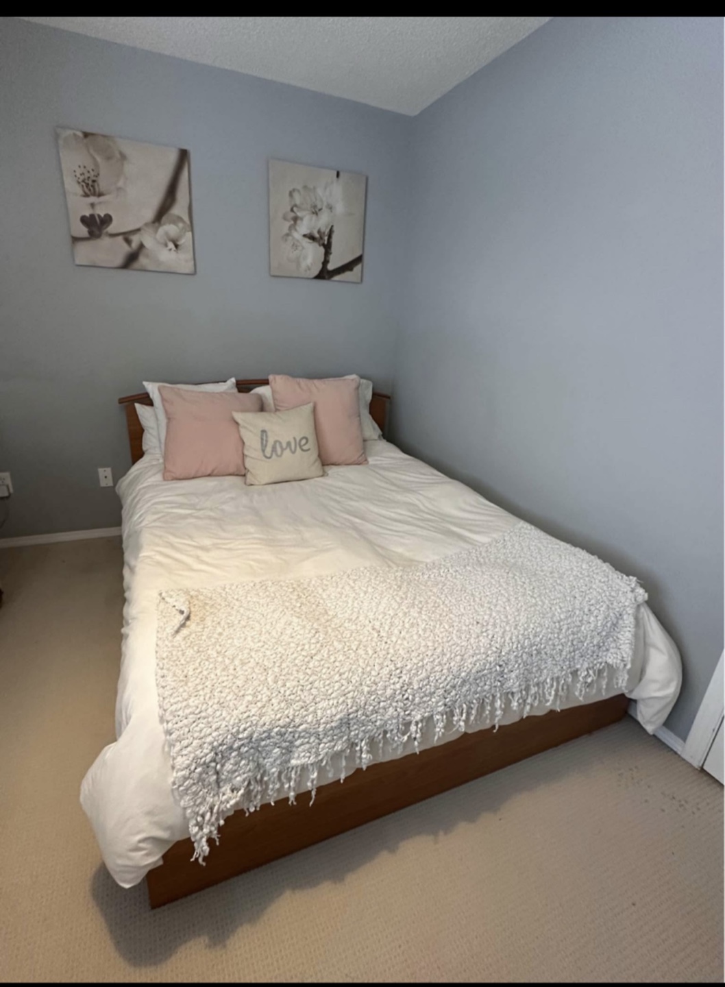 Cozy Queen Size Bed Frame with Bedding