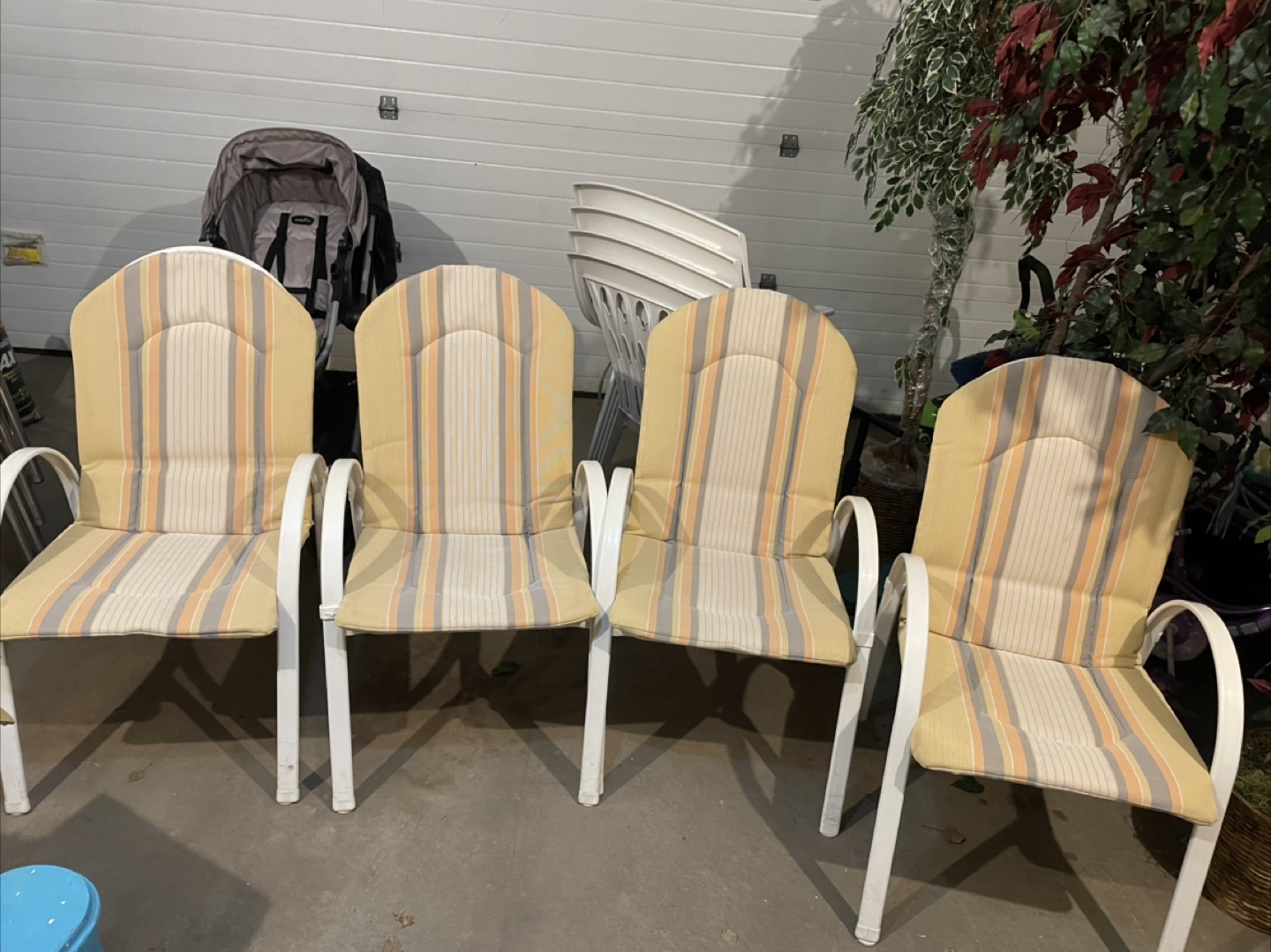 Patio Set: Table, Chairs & Umbrella - photo 4