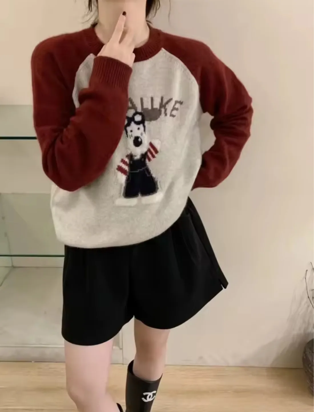 Sweater with raglan sleeves thumbnail