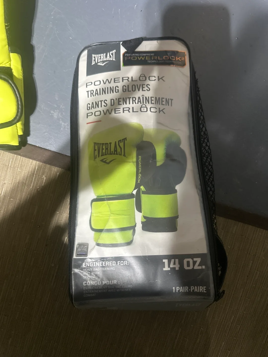 Boxing gloves and hand wraps image indicator(2)