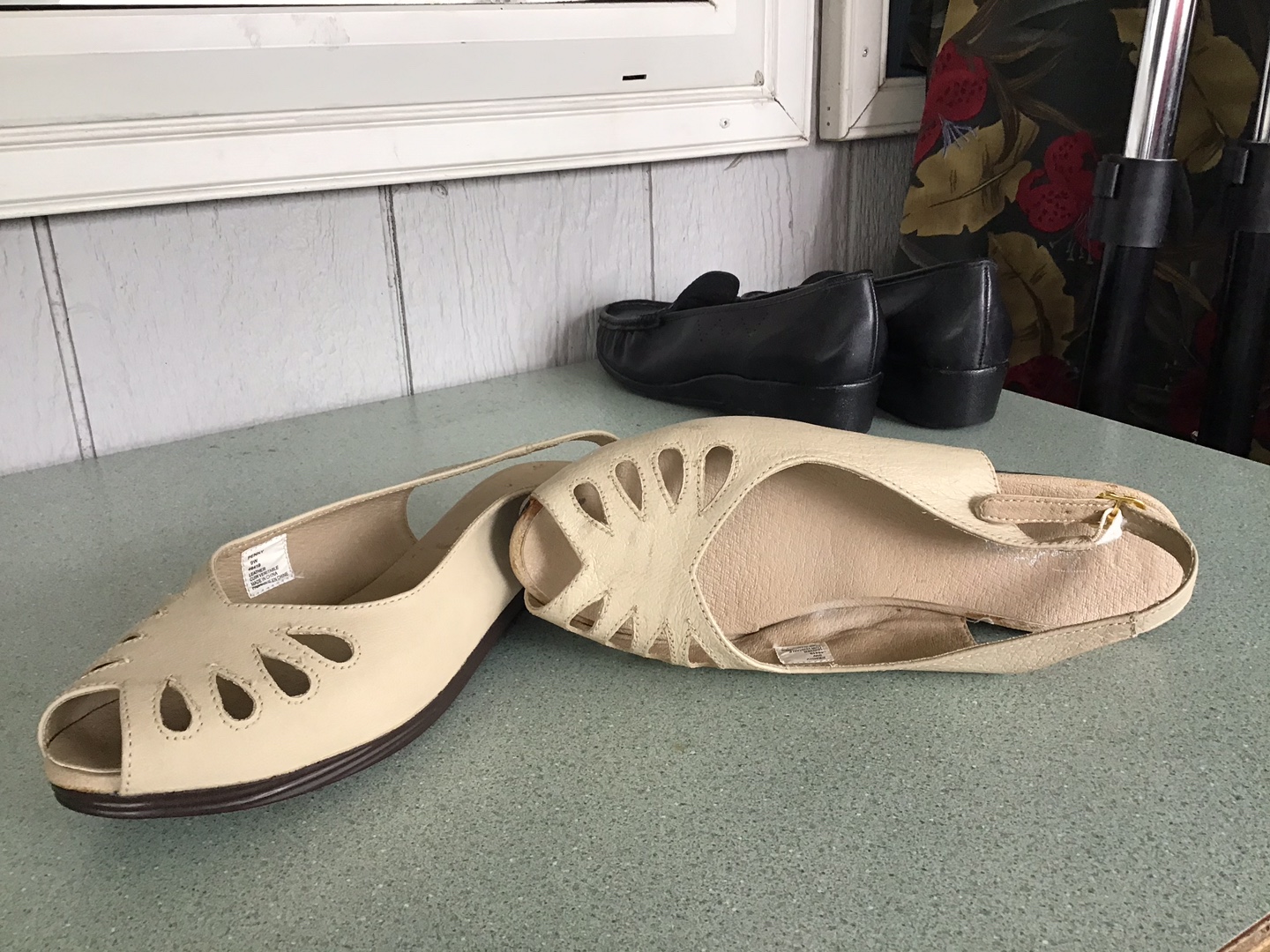 Sandals with unique design