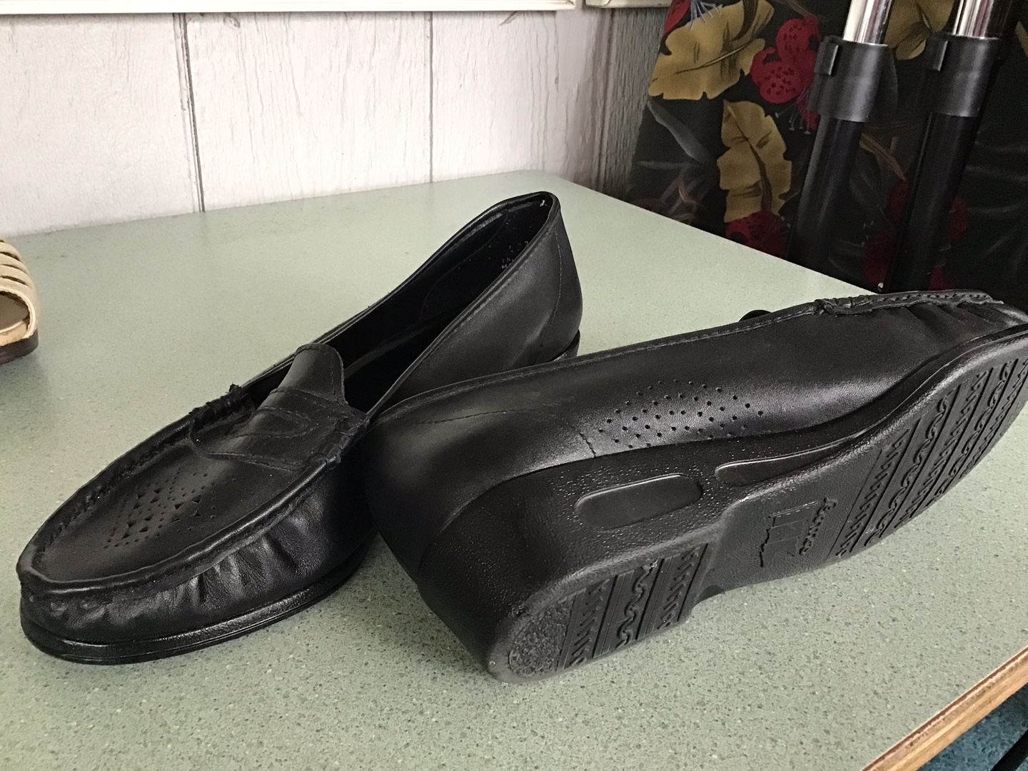 Woman’s soft leather slip on shoe - photo 2