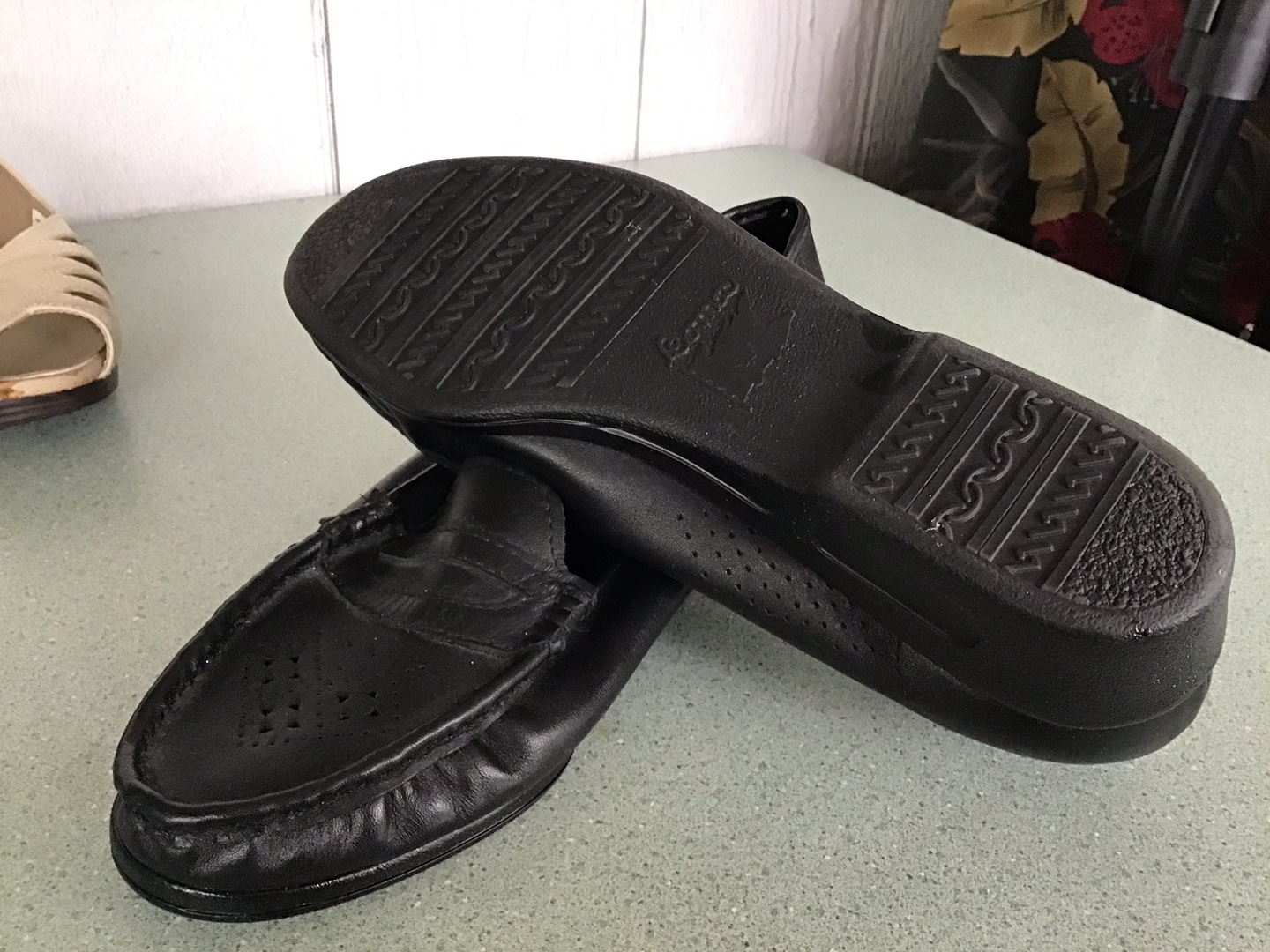 Woman’s soft leather slip on shoe - photo 3