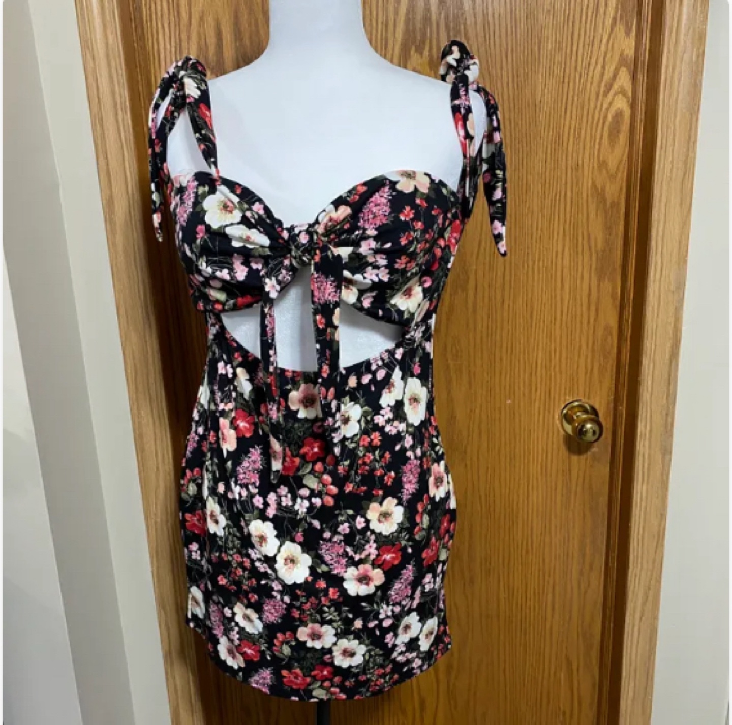 Nwot Plus size floral cutout of the shoulder dress