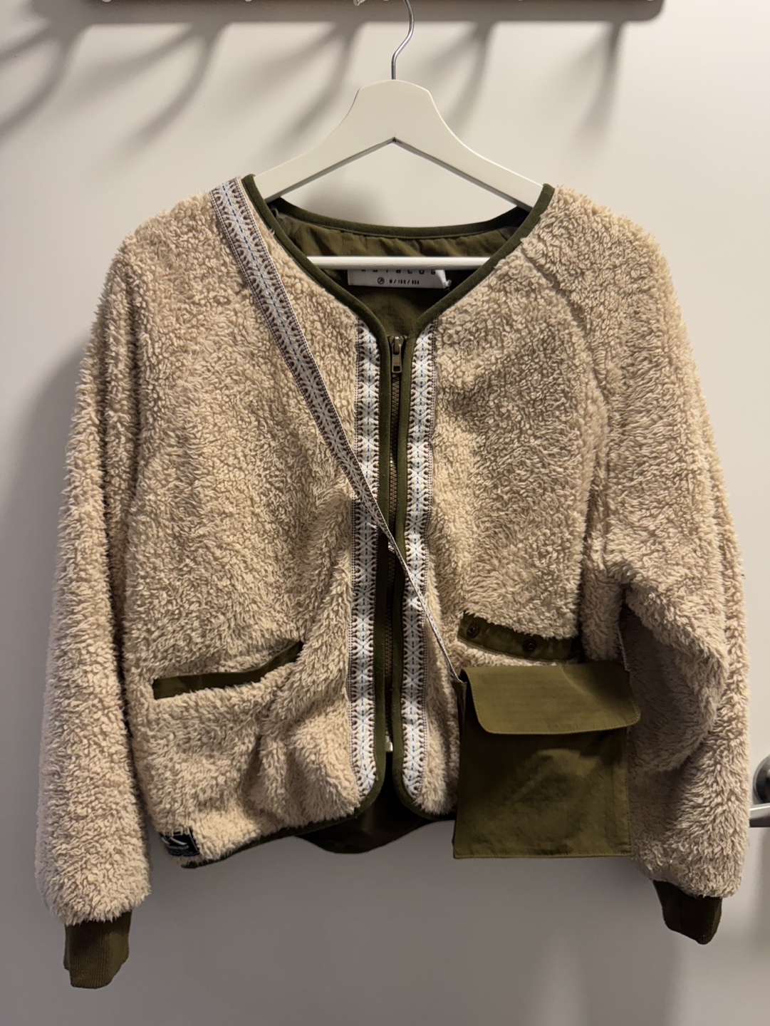 Cozy beige sherpa jacket with olive accents - photo 2