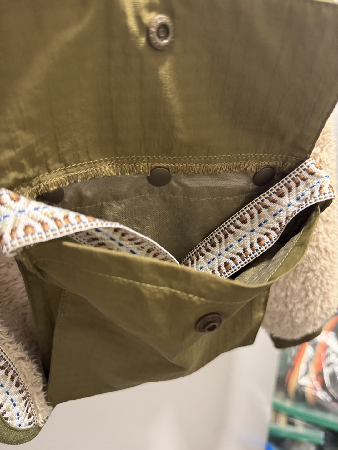 Cozy beige sherpa jacket with olive accents - photo 4