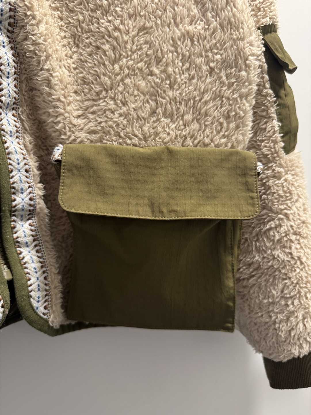 Cozy beige sherpa jacket with olive accents - photo 3