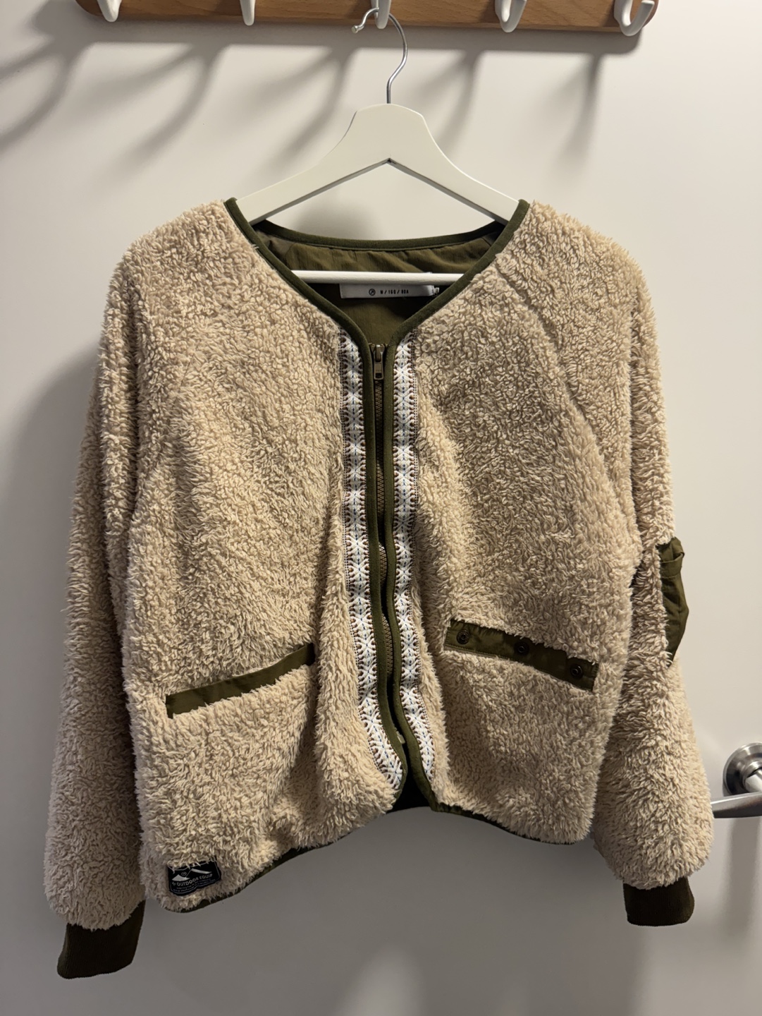 Cozy beige sherpa jacket with olive accents - photo 5