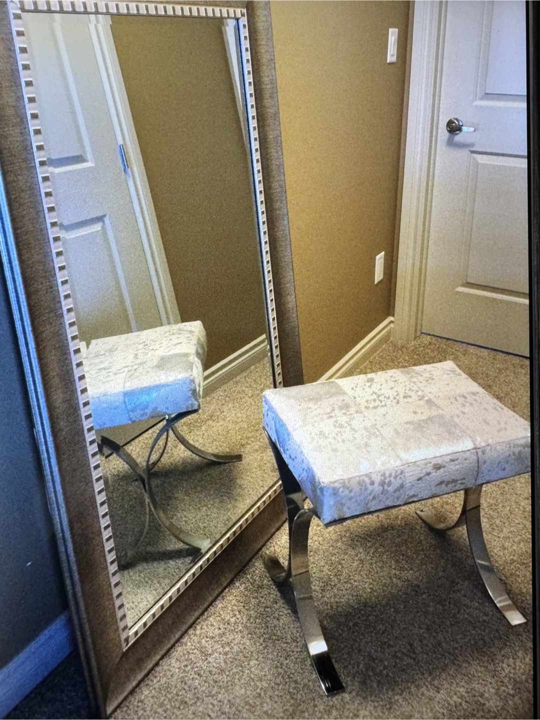 GORGEOUS Only $75 …was display only…cowhideAccent Bench - photo 3