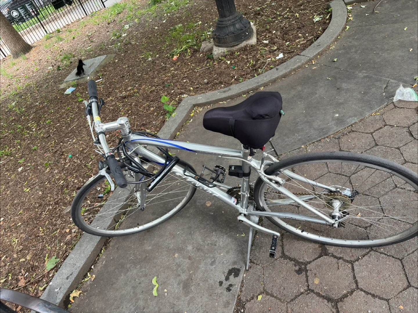 Silver Hybrid Bicycle image indicator(2)