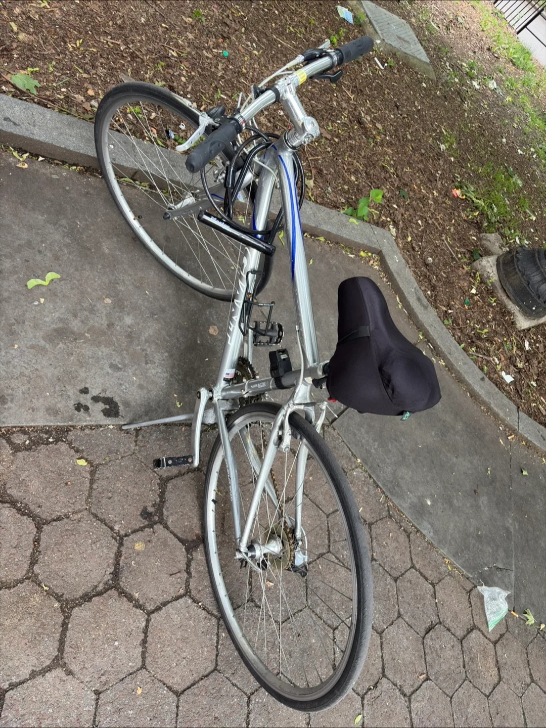 Silver Hybrid Bicycle image indicator(3)