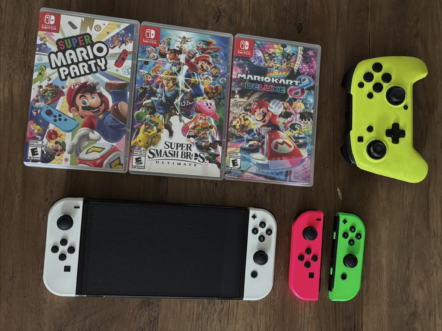 Nintendo Switch OLED + 3 games and a set of joycons