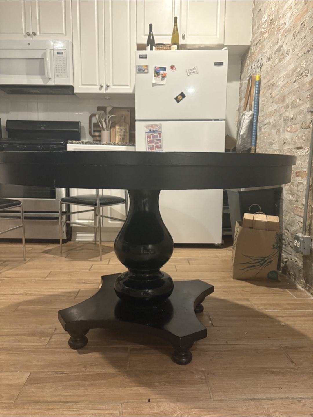 Black Round Pedestal Table - photo 4