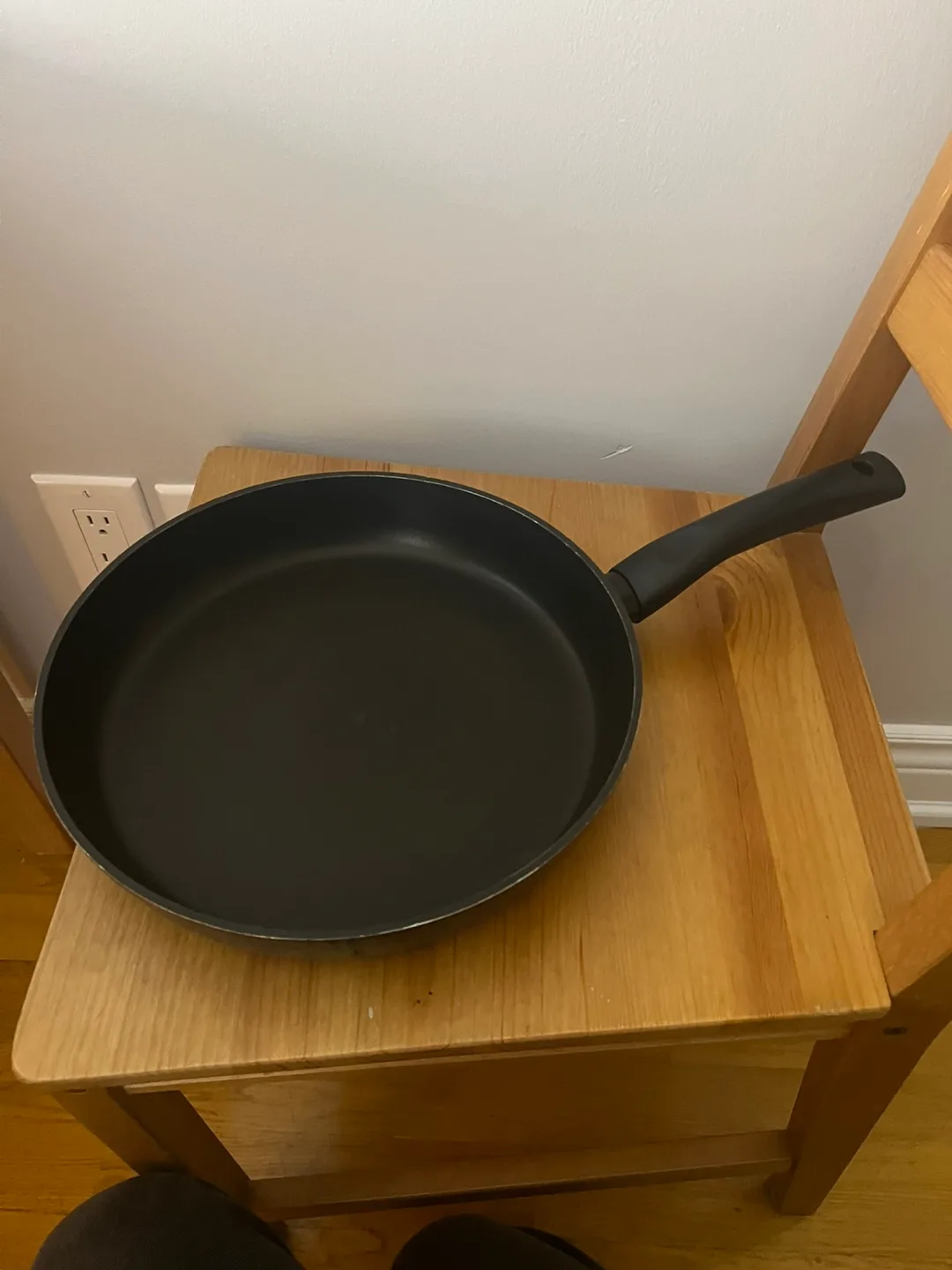 Large Non-Stick Frying Pan image indicator(2)