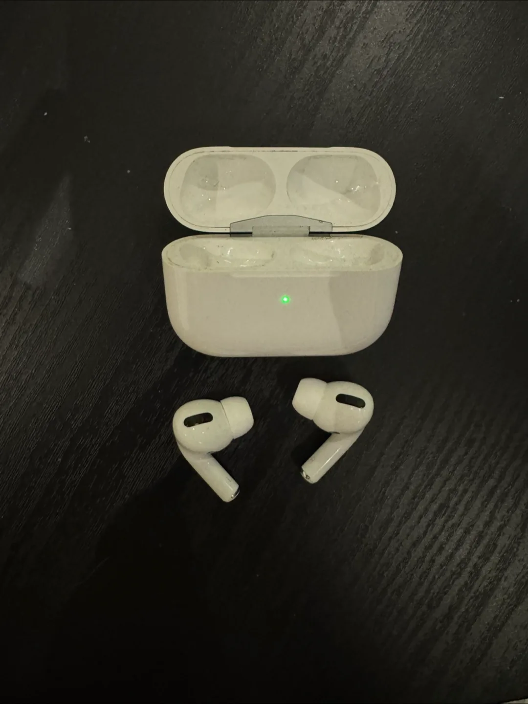 Apple air pod pro With Charging Case image indicator(2)
