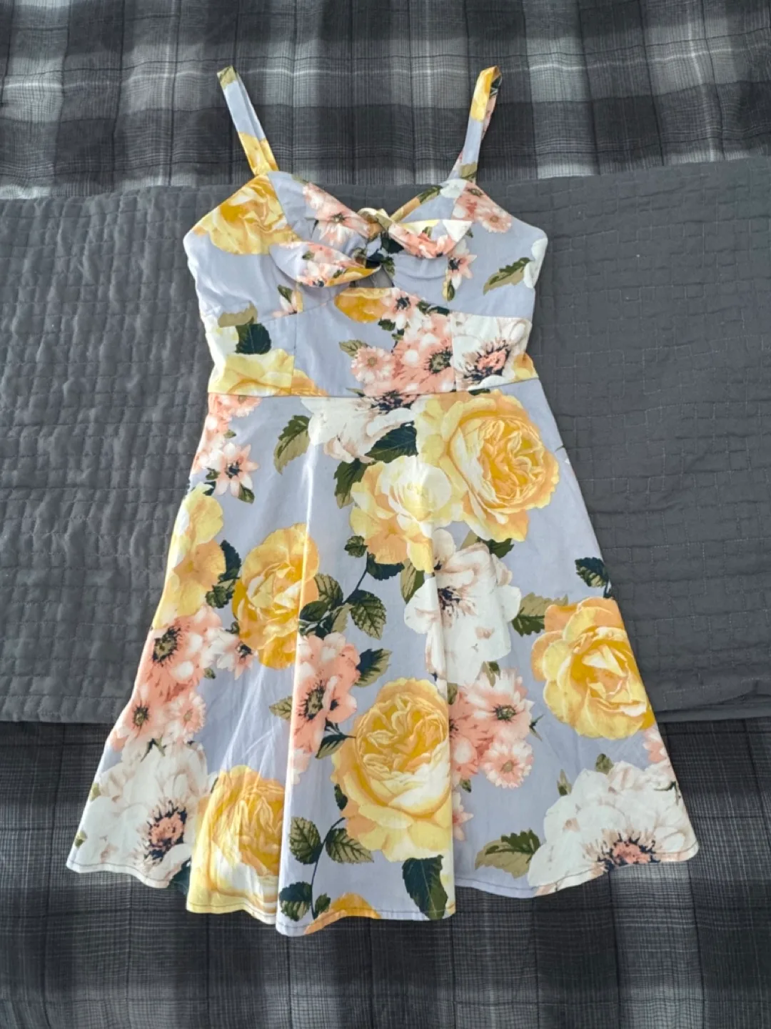 Assorted small women’s clothing size 3 image indicator(2)