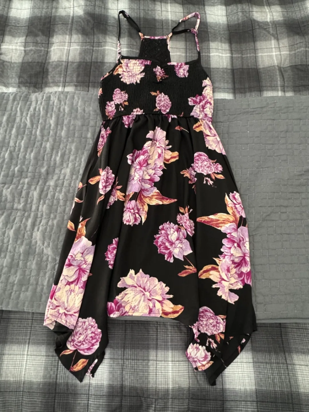 Assorted small women’s clothing size 3 image indicator(3)