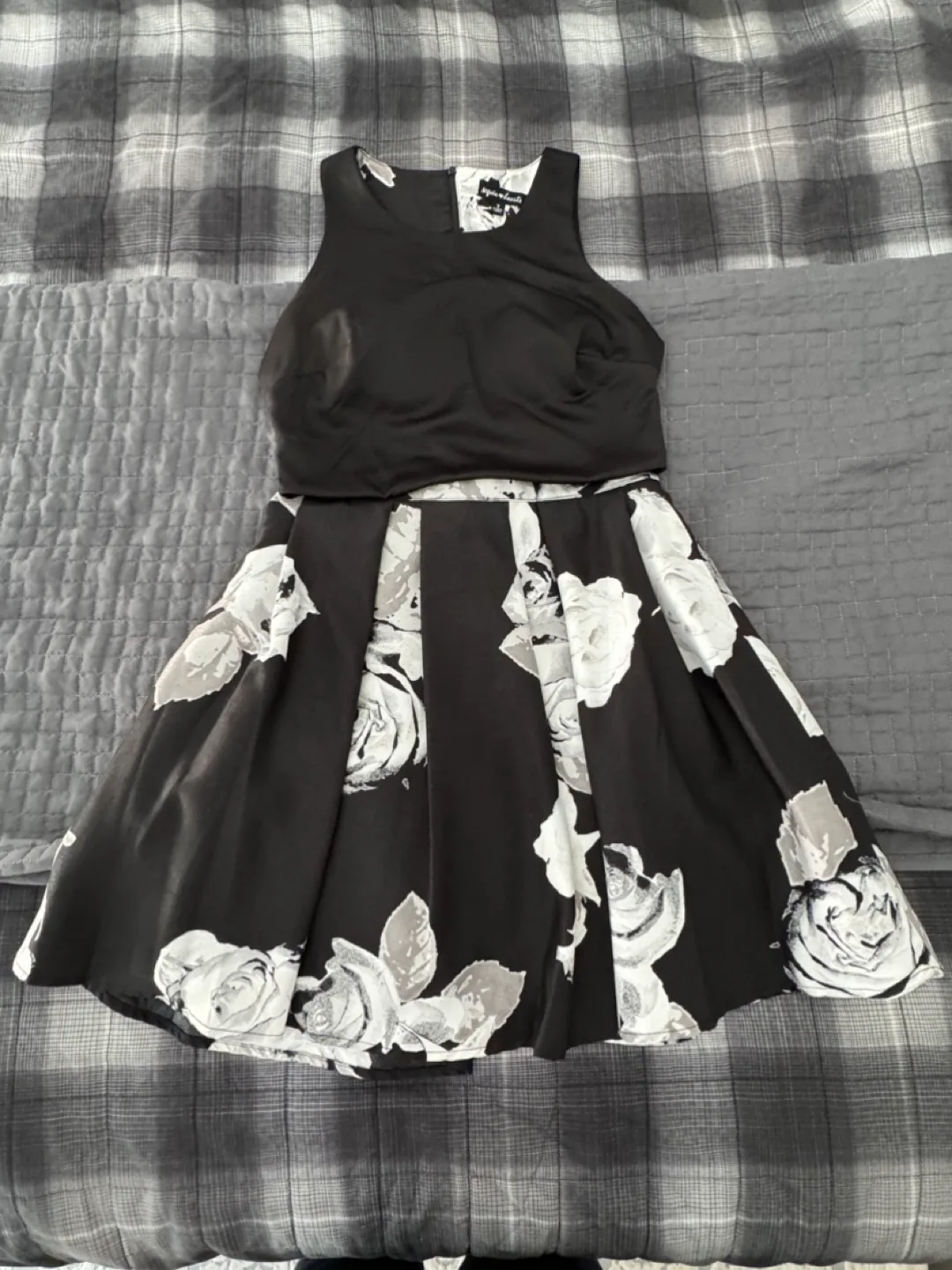 Assorted small women’s clothing size 3 image indicator(4)