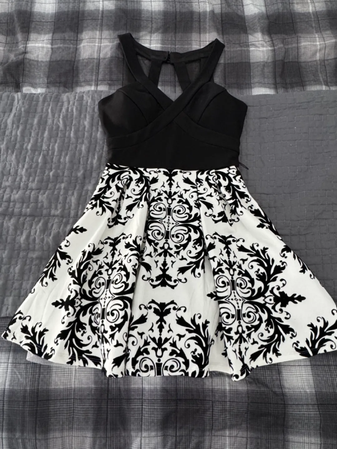 Assorted small women’s clothing size 3 image indicator(8)