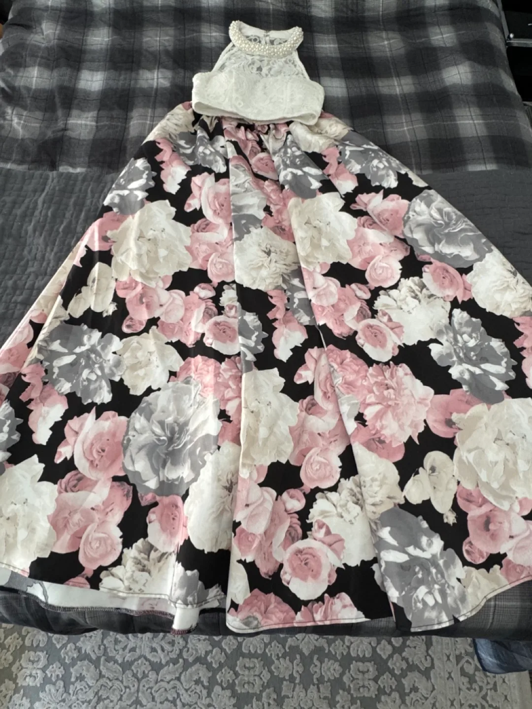 Assorted small women’s clothing size 3 image indicator(7)